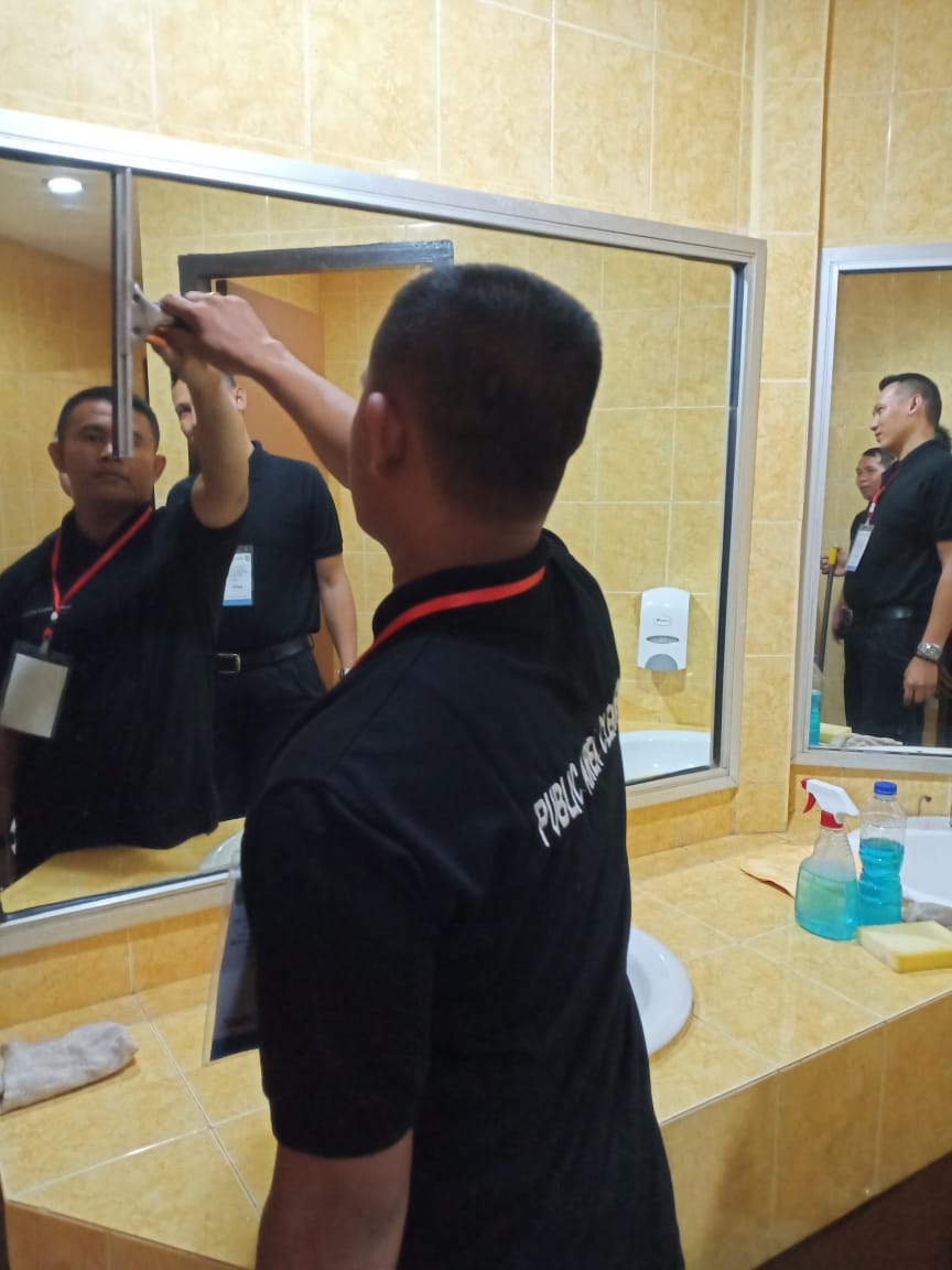 Jasa Cleaning Service Batam - Praktek Pelatihan Public Area Cleaner